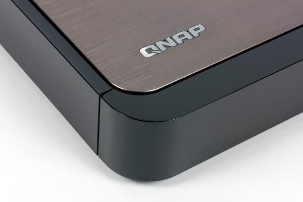 Внешний вид QNAP HS-210