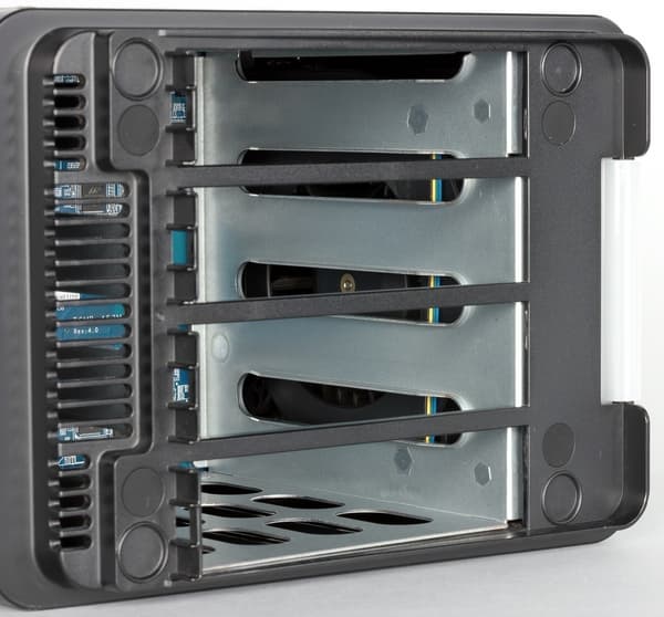 Конструкция QNAP TS-453mini Конструкция QNAP TS-453mini