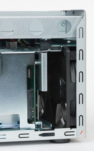 Конструкция QNAP TVS-863+ Конструкция QNAP TVS-863+