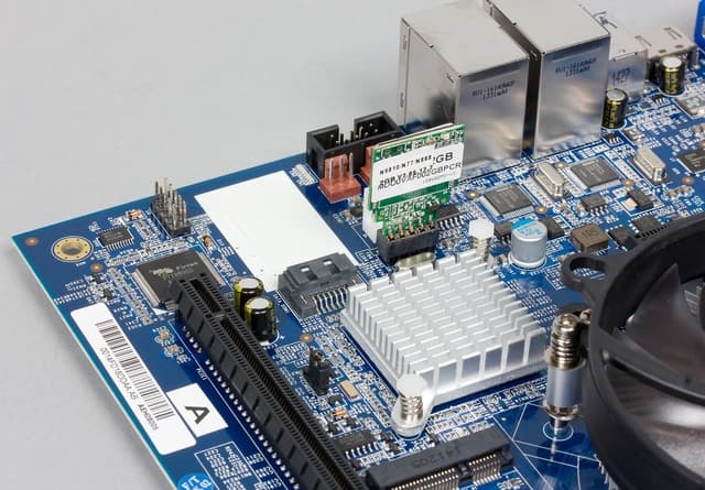 Конструкция сетевого накопителя Thecus N7770-10G Конструкция сетевого накопителя Thecus N7770-10G