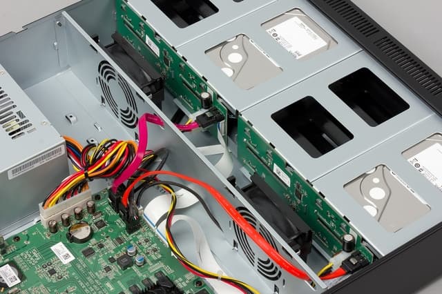 Конструкция видеорегистратора Idis DR-8364