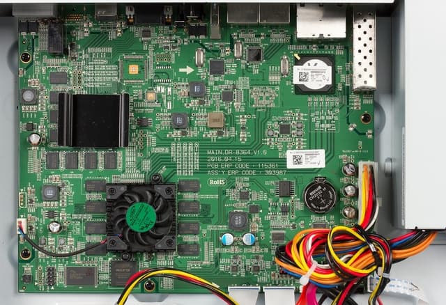 Конструкция видеорегистратора Idis DR-8364