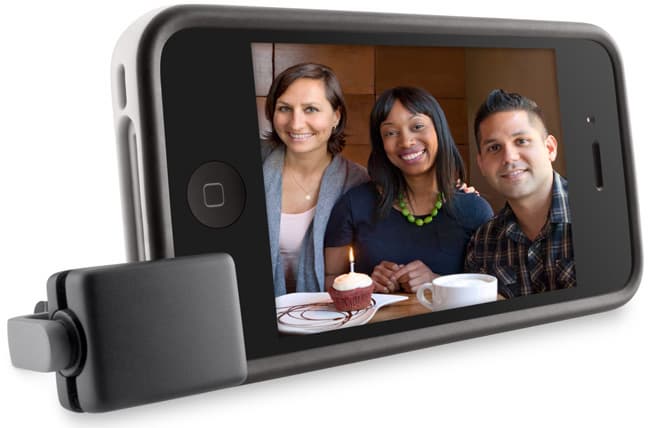 Пульт дистанционного управления LiveAction Camera Remote скрывает в себе раскладную подставку для iPhone