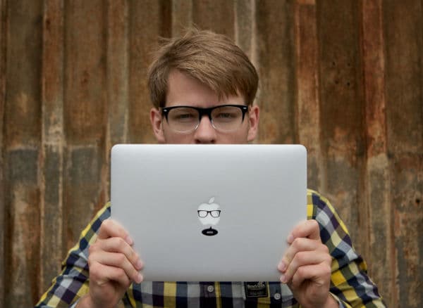 Хипстер с макбуком