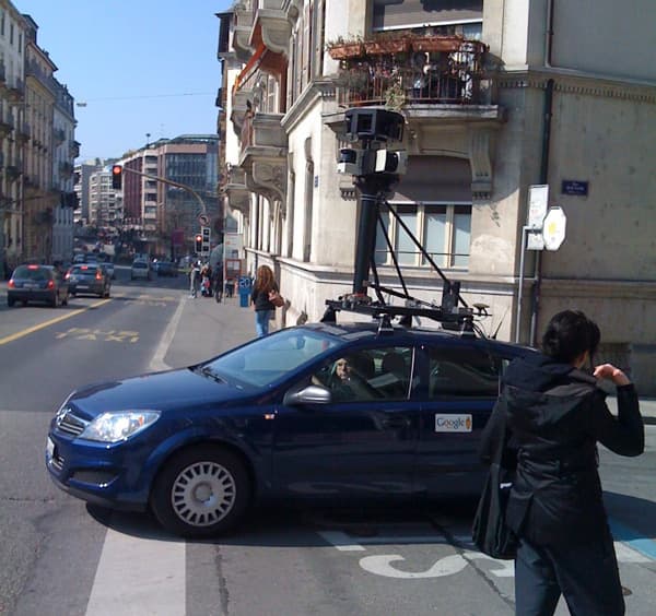Автомобиль Google, производящий сканирование улиц для режима Sreet View