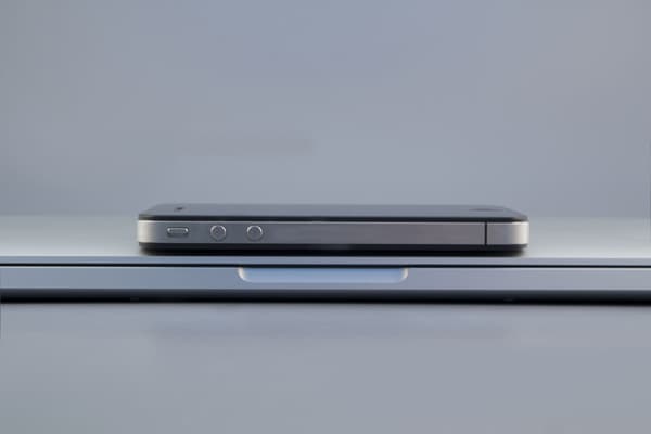 MacBook Pro с Retina Display и Apple iPhone 4S