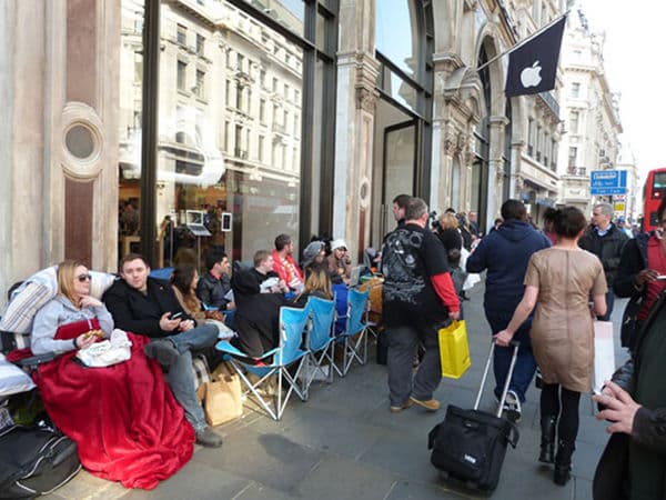 Очередь перед Apple Store из желающих купить The New iPad