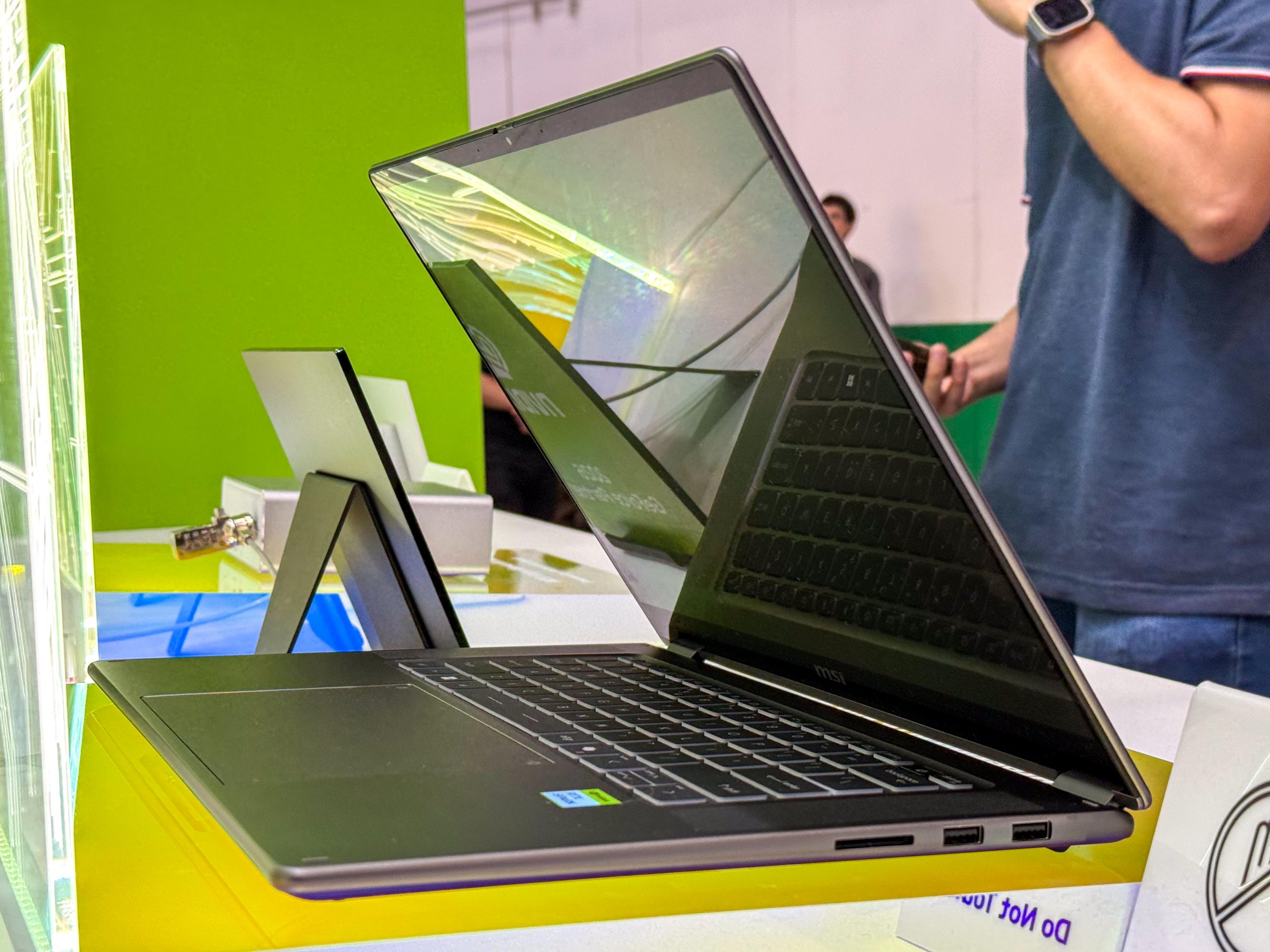 Prestige N16 Flip на стенде Демонстрация MSI Prestige N16