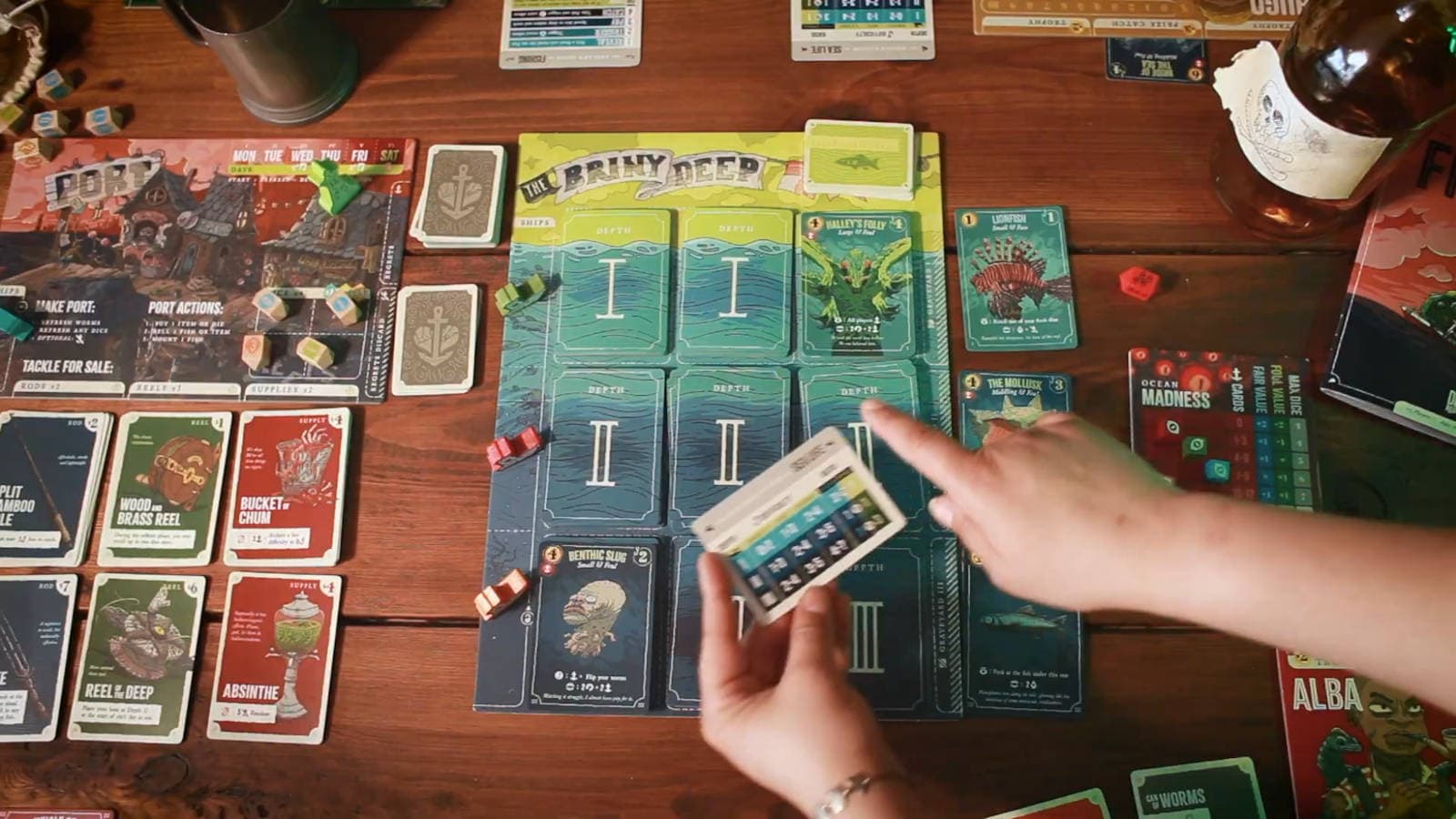 Примеры карт с эффектами безумия и загадочными существами из Deep Regrets