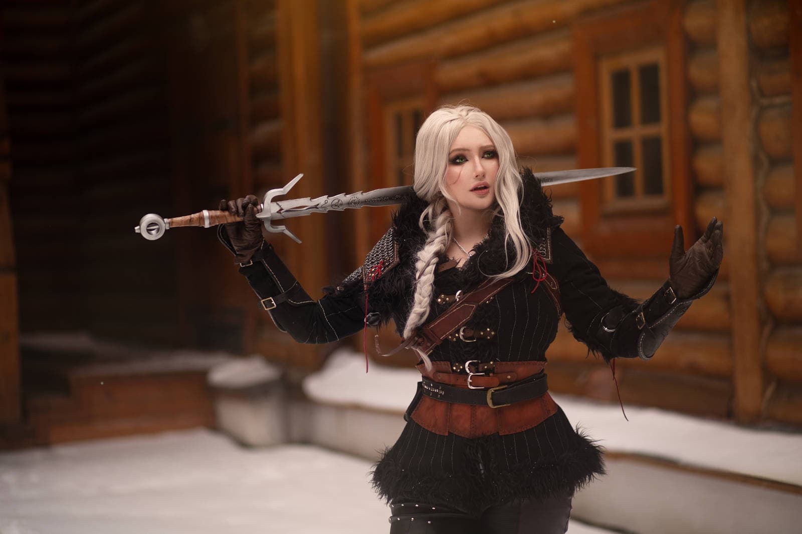 Косплей Цири на лошади в движении