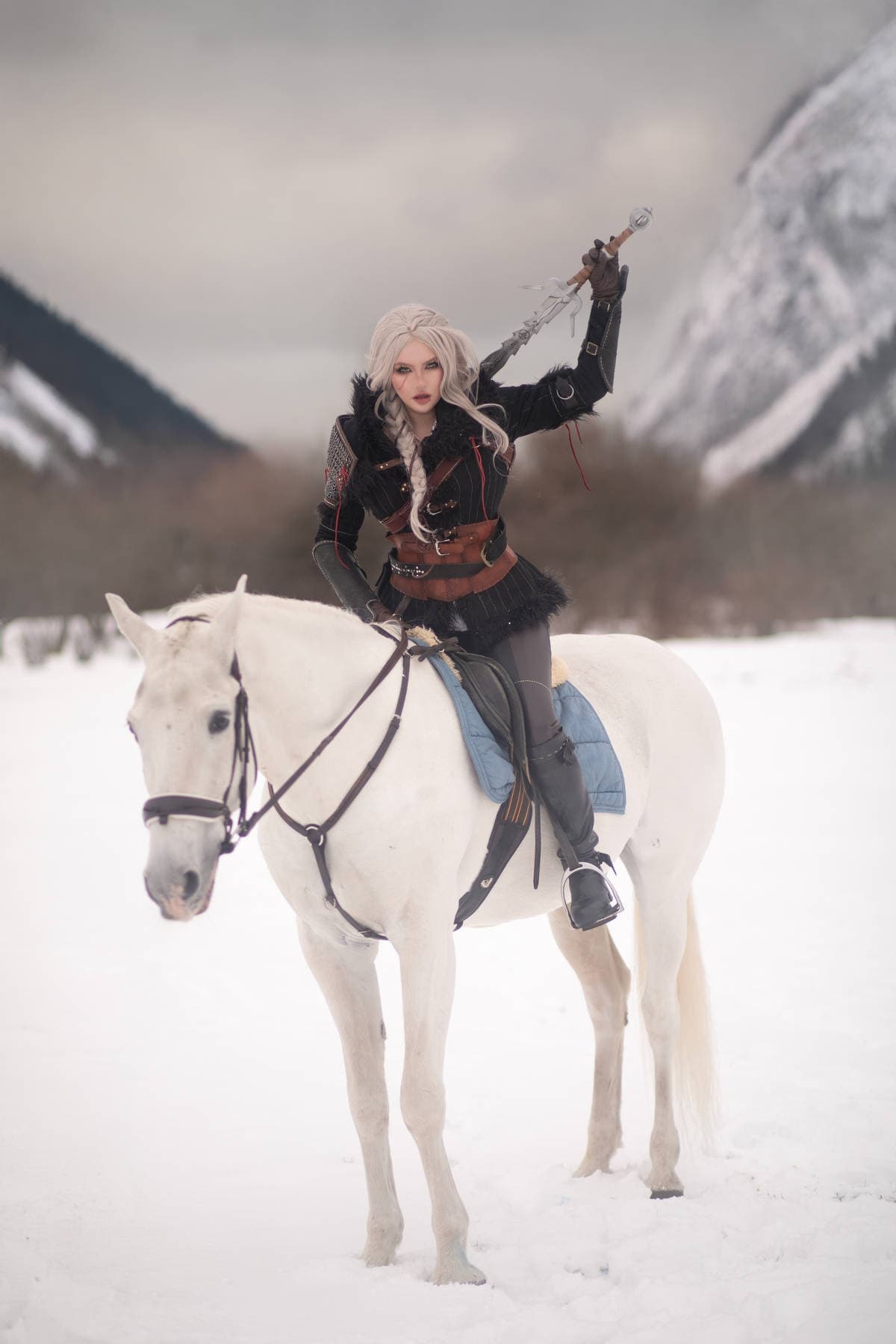 Косплей Цири с мечом наготове