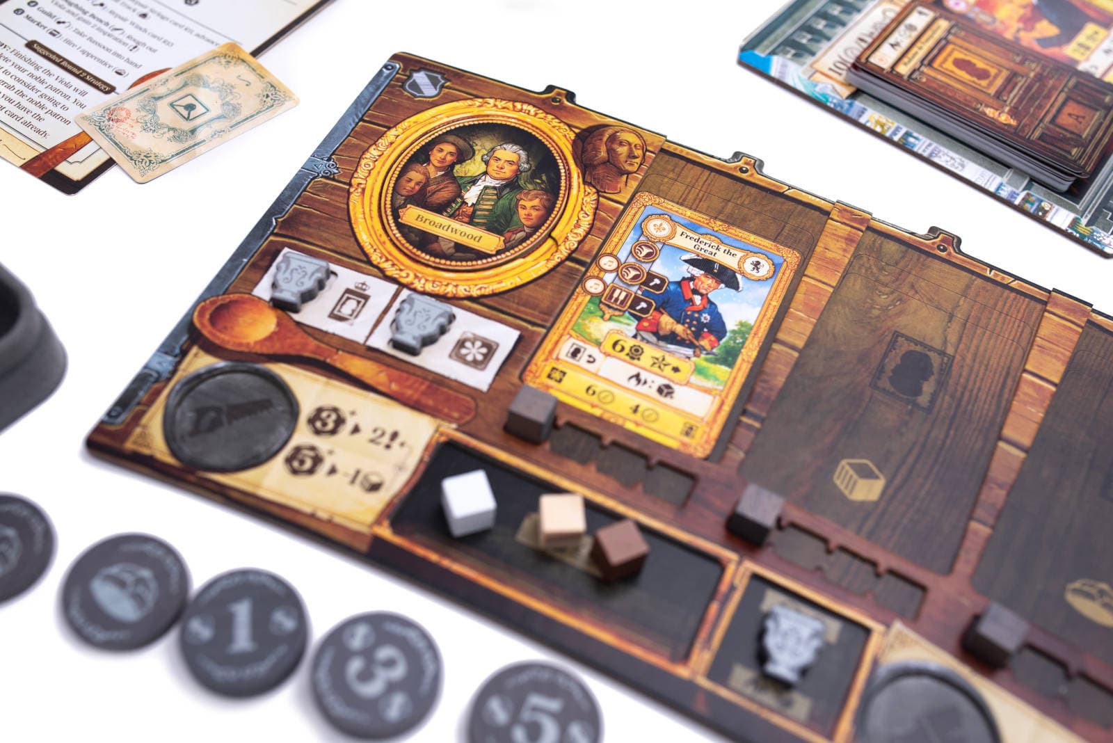 Планшет игрока в Лютье с различными слотами для карт и жетонов