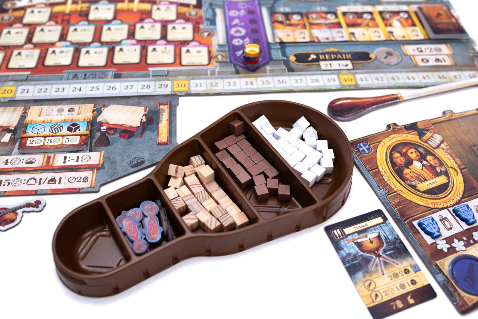 Разнообразные карты и деревянные жетоны из игры Лютье