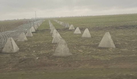 Противотанковые надолбы и минные заграждения