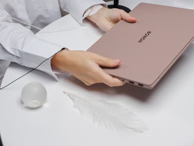 Эксперимент: блогер трогала ткань, металл, пластик, дерево и ноутбуки, а нейропсихолог следила за активностью мозга