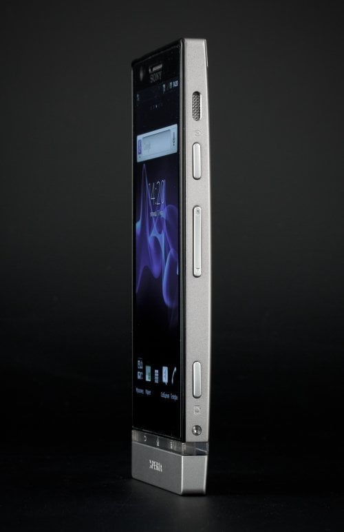 Sony Xperia P — правая грань