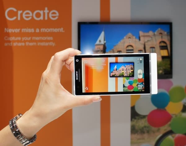 Sony Xperia S на стенде выставки в Барселоне Sony Xperia S — на стенде выставки в Барселоне