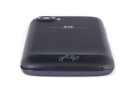 Нижний торец коммуникатора Обзор ZTE V970. Нижний торец коммуникатора