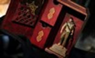 Nolan North демонстрирует содержимое Uncharted 3: Drake's Deception Collector's Edition 