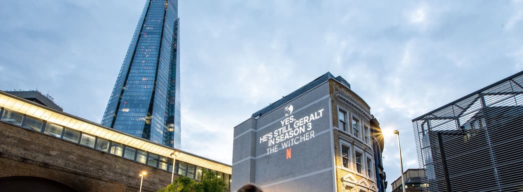 Henry Cavill sigue siendo el Brujo. Netflix lanza una campaña con publicidad inusual de la serie