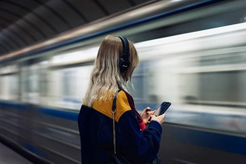 Девушка со смартфоном в московском метро