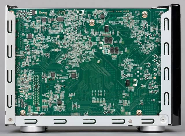 Конструкция сетевого накопителя Thecus W2810Pro Конструкция сетевого накопителя Thecus W2810Pro