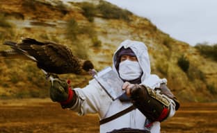 Ubisoft ради пиара запихнула копию Assassin's Creed Mirage в клюв птице