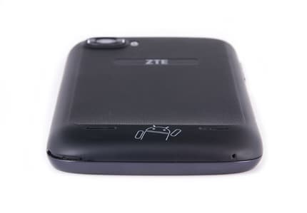Нижний торец коммуникатора Обзор ZTE V970. Нижний торец коммуникатора