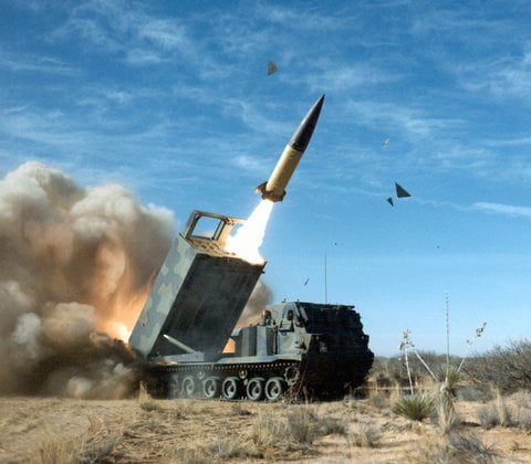 Запуск ракеты ATACMS с пусковой установки M270 MLRS