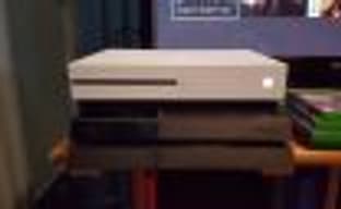 Сравнение размеров Xbox One S и PlayStation 4