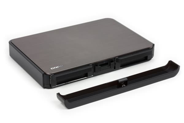 Внешний вид QNAP HS-210 Внешний вид QNAP HS-210