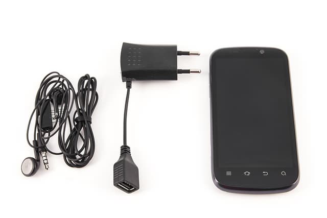 Аксессуары коммуникатора Обзор ZTE V970. Аксессуары коммуникатора