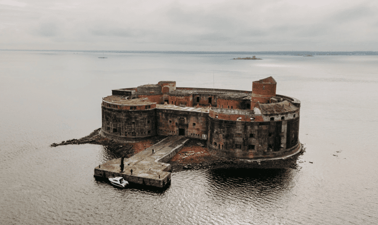 «Форт Александр I» hасположен на небольшом искусственном островке к югу от острова Котлин. С 1899 по 1917 год использовался как лаборатория по исследованию чумы. 