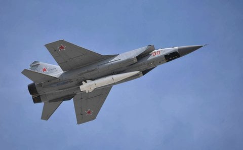 Демонстрация МиГ-31К с макетом гиперзвуковой ракеты «Кинжал»  