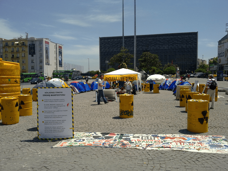 Лагерь активистов Greenpeace Türkiye разбитый на площади Таксим в июне 2011 года