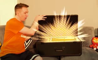 Видеоблогер купил и показал PlayStation 5, покрытую золотом