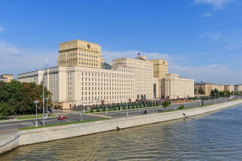 Здание Национального центра управления обороной Российской Федерации на Фрунзенской набережной в Москве