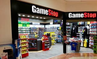 Крупнейшая игровая сеть GameStop борется с падением продаж и убытками, закрывая магазины