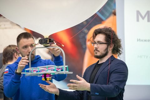 Беспилотник, способный работать в невесомости внутри РОС.