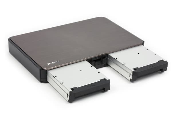 Внешний вид QNAP HS-210 Внешний вид QNAP HS-210