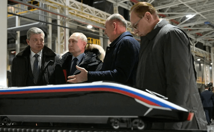 Путину показывают модель поезда для ВСМ