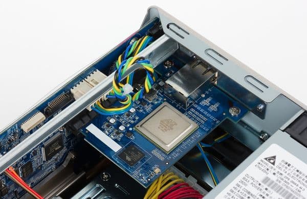 Конструкция QNAP TVS-863+ Конструкция QNAP TVS-863+