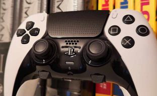 Владелец PS5 пожаловался на блестящие и липкие стики геймпада DualSense. К расследованию подключились химики