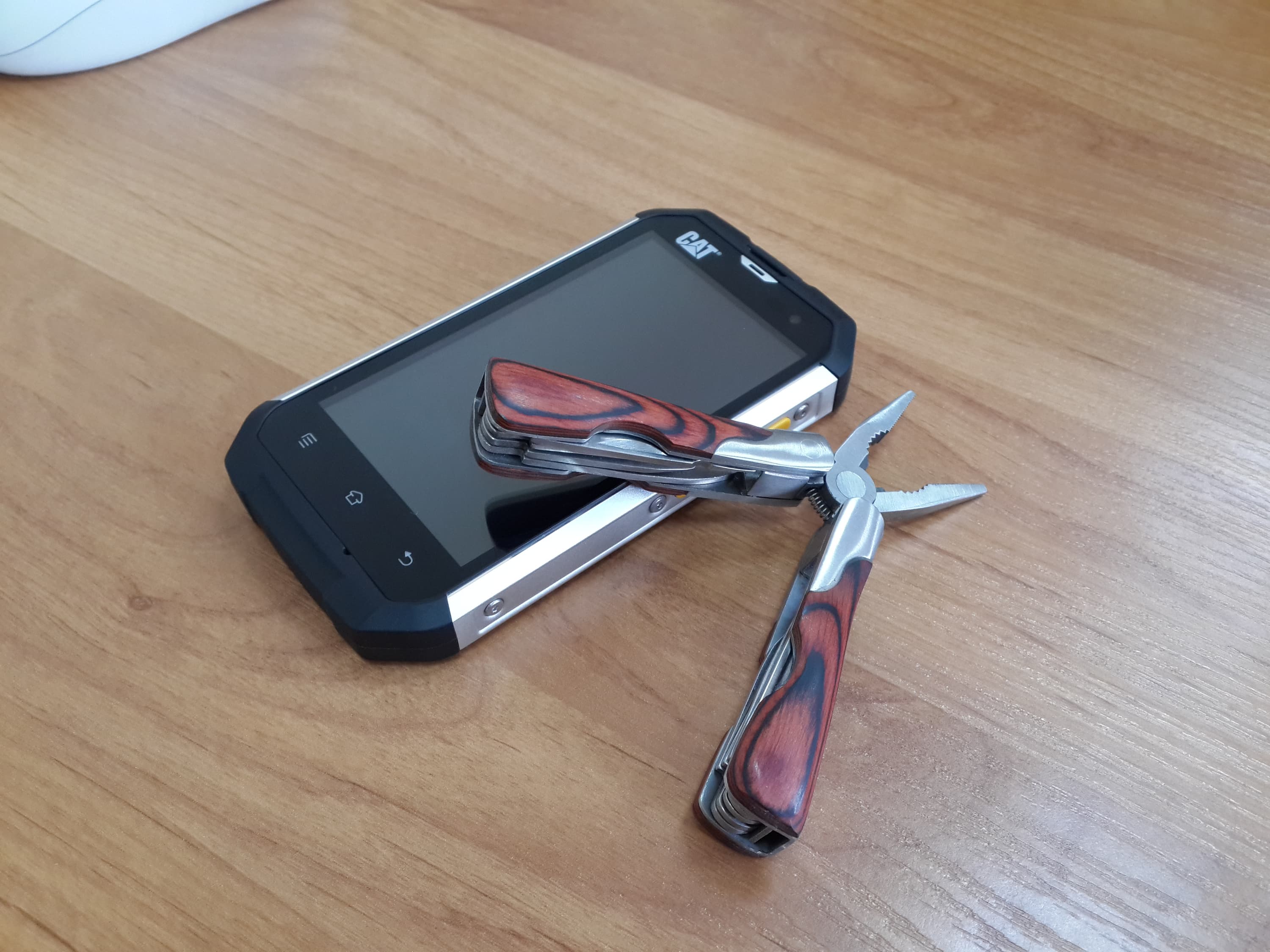 Обзор защищенного смартфона Cat B15