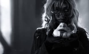 Загадочная девушка в маске: косплеерша превратилась в Алисию из RPG Clair Obscur: Expedition 33