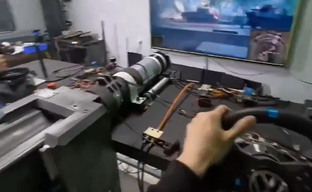 «Мир танков» на максималках! Геймеры построили перезаряжаемую бутылочную пушку для симуляции танка и втроём управляют боевой машиной