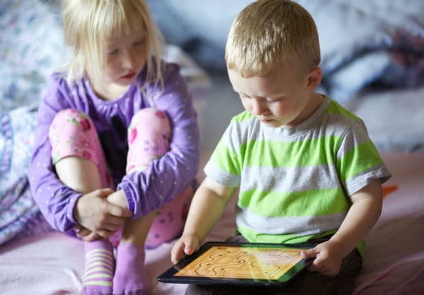Дети с планшетом