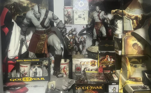 God of War 3 исполнилось 15 лет. Фанат показал большую коллекцию мерча и игр по франшизе
