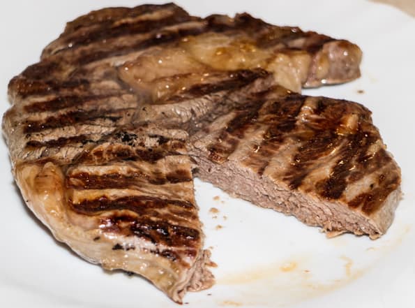 Хорошо прожаренный стейк