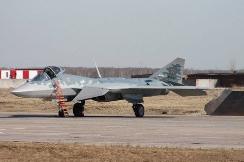 Фотографии двух истребителей Су-57 новой постройки появились в Сети